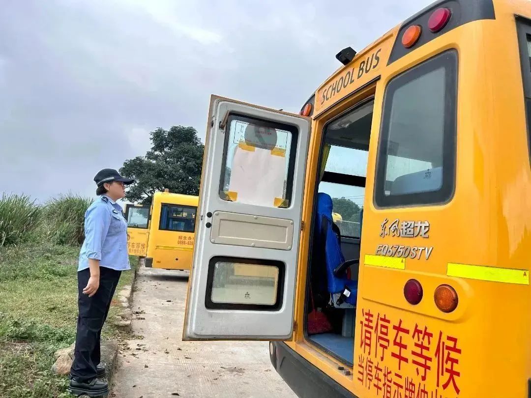 定安公安交警把好校車安全關(guān) 護(hù)航學(xué)生平安路 | “護(hù)苗”行動