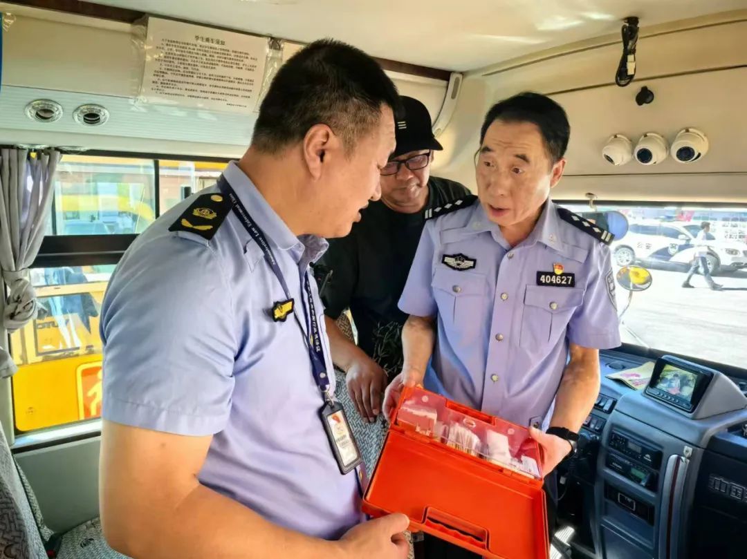 撫順交警：強化校車安全“大檢查”，擰緊校車出行“安全閥”！