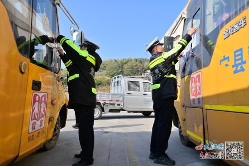 武寧交警組織開展寒假校車安全檢查