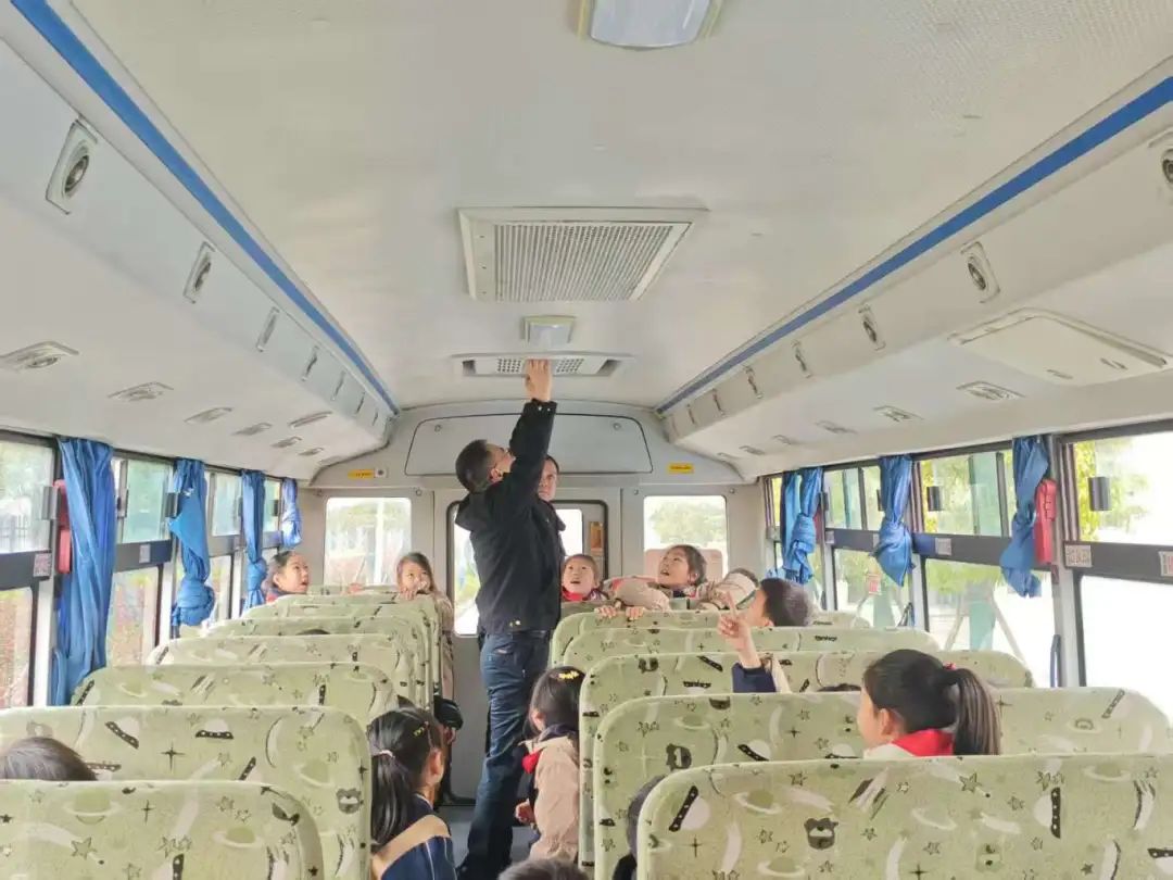 筑牢校車安全防線 守護學生出行平安——荊州經(jīng)開區(qū)第二中學2025年校車安全演練