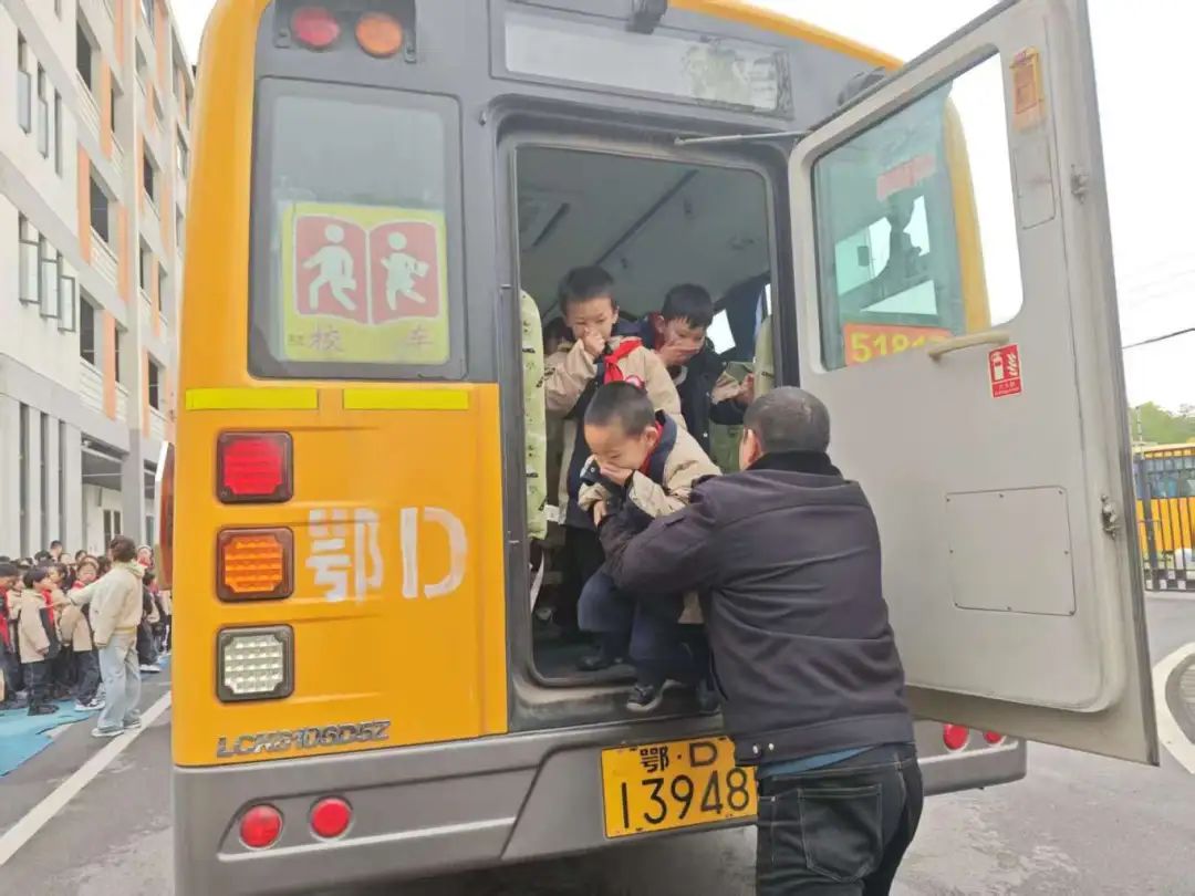 筑牢校車安全防線 守護學生出行平安——荊州經(jīng)開區(qū)第二中學2025年校車安全演練