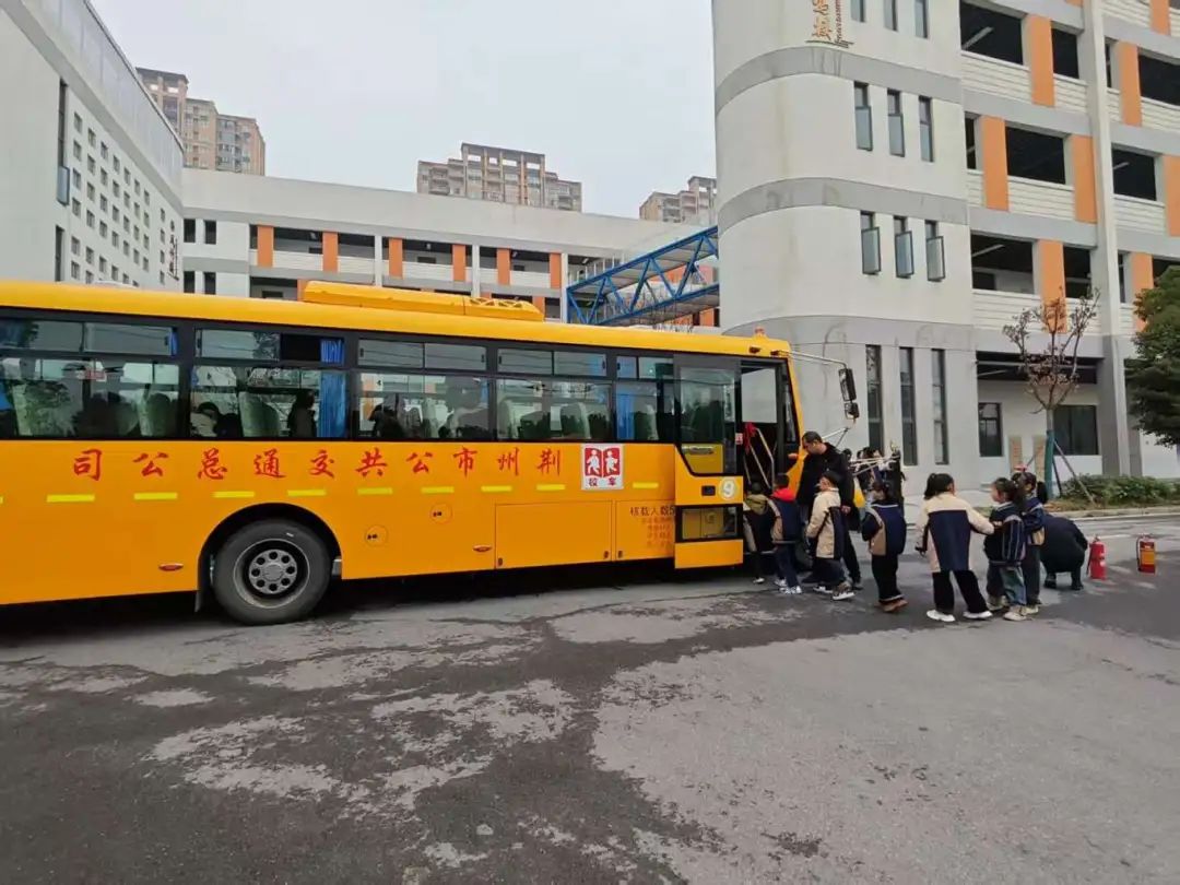 筑牢校車安全防線 守護學生出行平安——荊州經(jīng)開區(qū)第二中學2025年校車安全演練