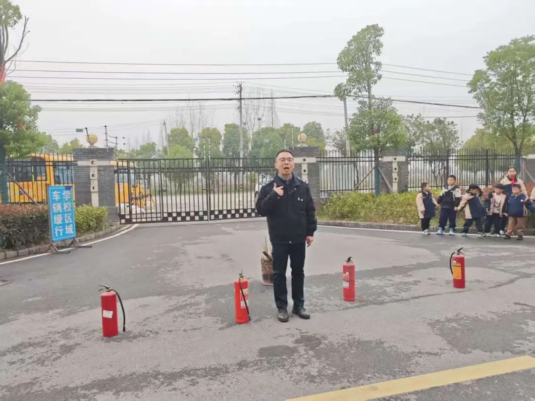 筑牢校車安全防線 守護學生出行平安——荊州經(jīng)開區(qū)第二中學2025年校車安全演練