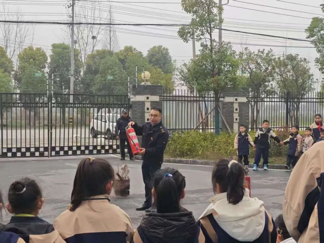 筑牢校車安全防線 守護學生出行平安——荊州經(jīng)開區(qū)第二中學2025年校車安全演練