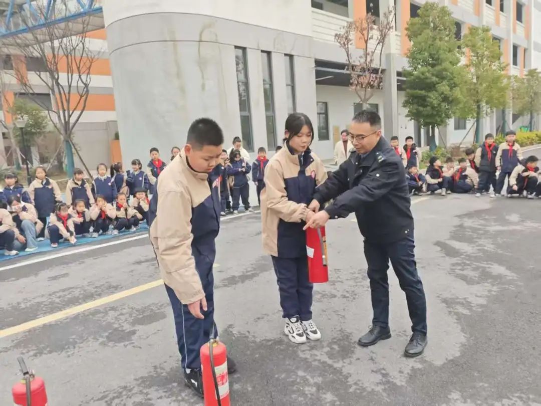 筑牢校車安全防線 守護學生出行平安——荊州經(jīng)開區(qū)第二中學2025年校車安全演練