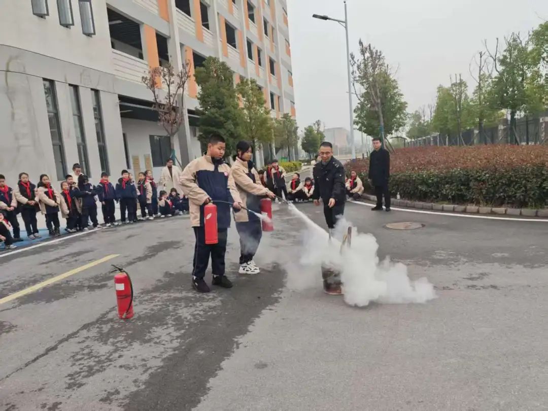 筑牢校車安全防線 守護學生出行平安——荊州經(jīng)開區(qū)第二中學2025年校車安全演練