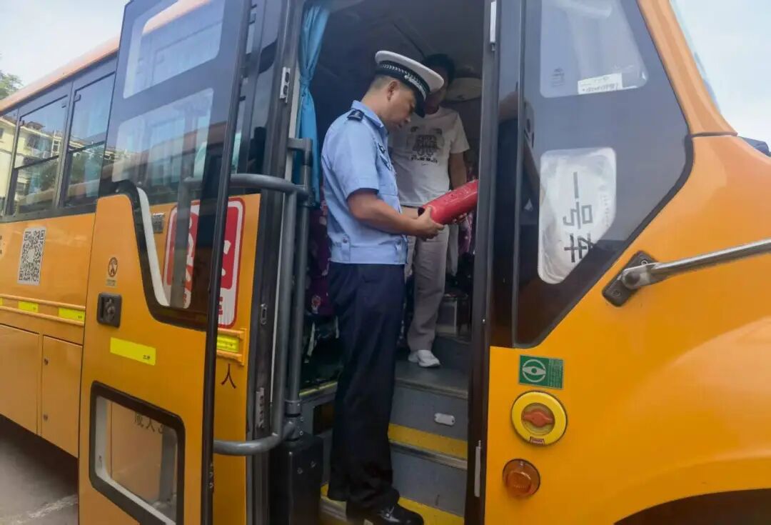 秋季開(kāi)學(xué)，你家孩子坐的校車被“查”了......
