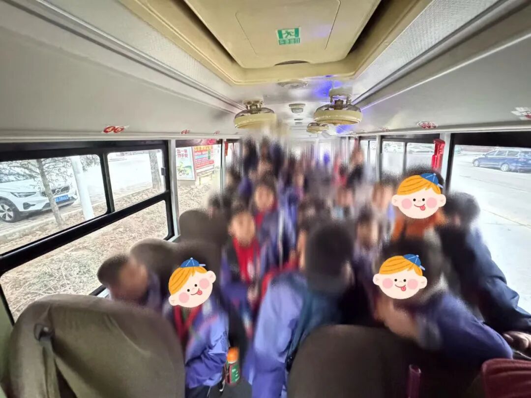 【冬季行動(dòng)】交通安全百日行動(dòng)：學(xué)生校車超員，河津公安交警及時(shí)查獲轉(zhuǎn)運(yùn)消隱患