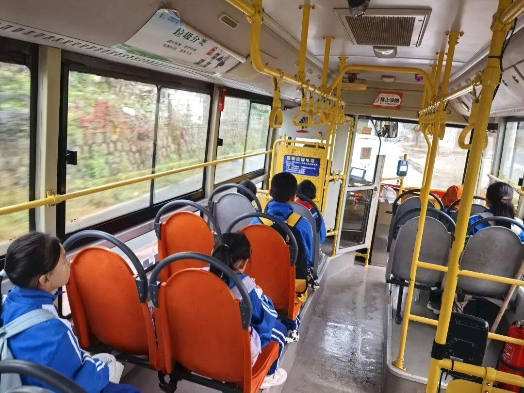 愛心護(hù)航：海清鄉(xiāng)鎮(zhèn)公益校車溫暖啟程！
