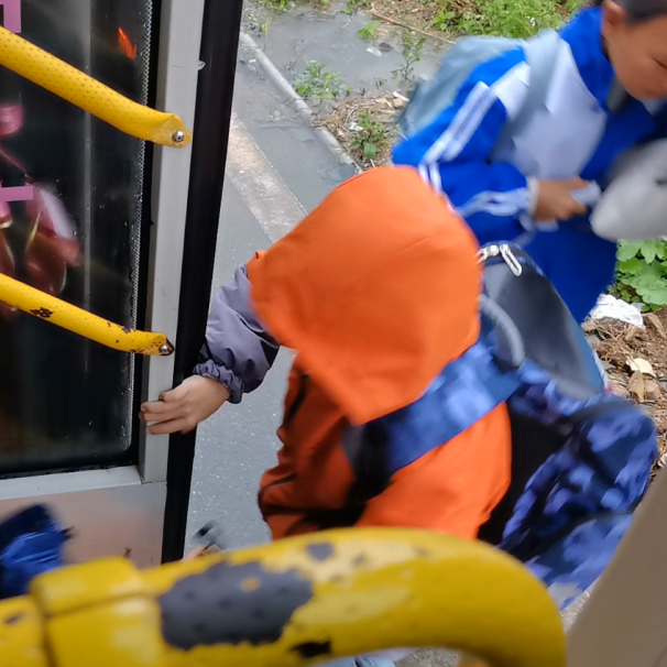 愛心護(hù)航：海清鄉(xiāng)鎮(zhèn)公益校車溫暖啟程！