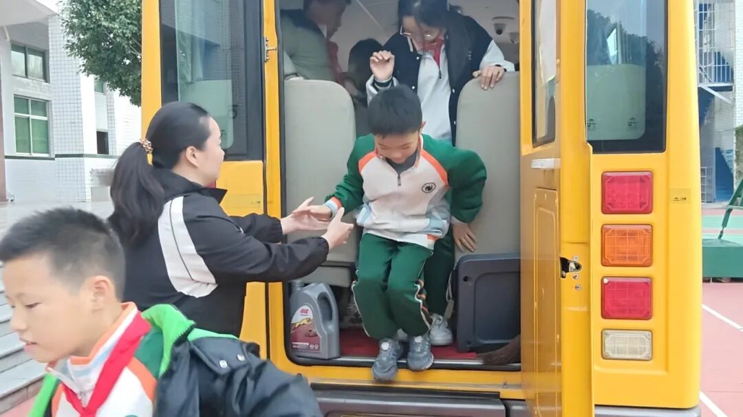 筑牢安全防線，守護成長之路——自然門實驗學校2025年秋季校車安全演練