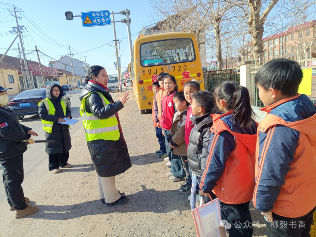 以練筑防 守護平安|朱里小學開展校車應急疏散演練活動