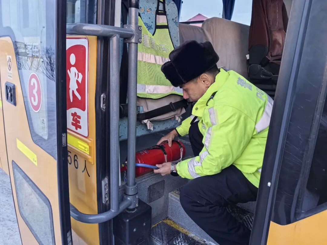 筑牢校車安全防線 守護(hù)學(xué)子出行路 阿勒泰地區(qū)布爾津公安交警開展校車安全大檢查