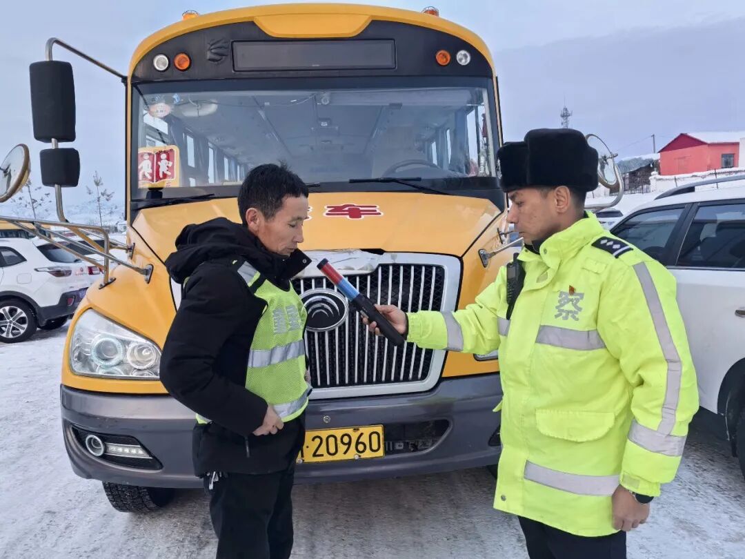 筑牢校車安全防線 守護(hù)學(xué)子出行路 阿勒泰地區(qū)布爾津公安交警開展校車安全大檢查