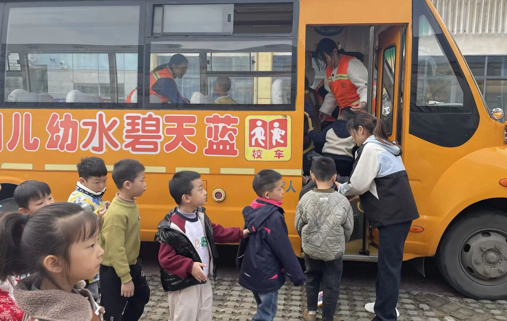 安全乘校車，平安伴我行——藍天碧水幼兒園校車安全應急疏散演練