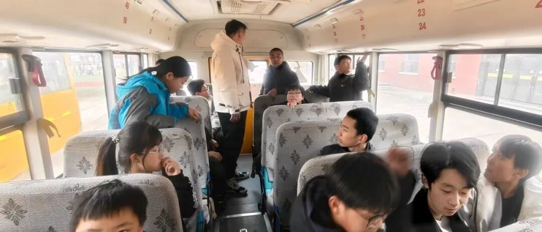 演練筑安全 護航上學(xué)路——大河灣鎮(zhèn)學(xué)校開展校車安全應(yīng)急演練
