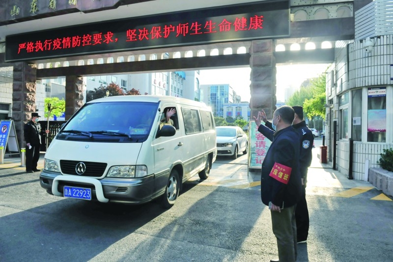 三個(gè)人的復(fù)學(xué)校車