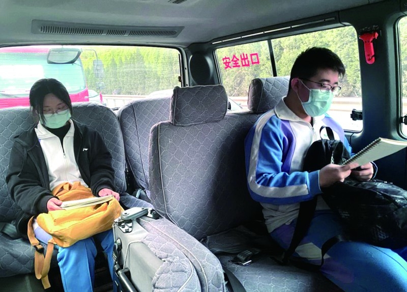 三個(gè)人的復(fù)學(xué)校車