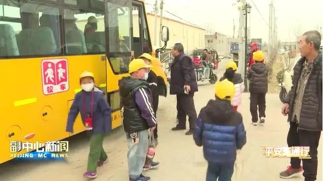 校車開進三地“交界村” 學(xué)生上下學(xué)更安全