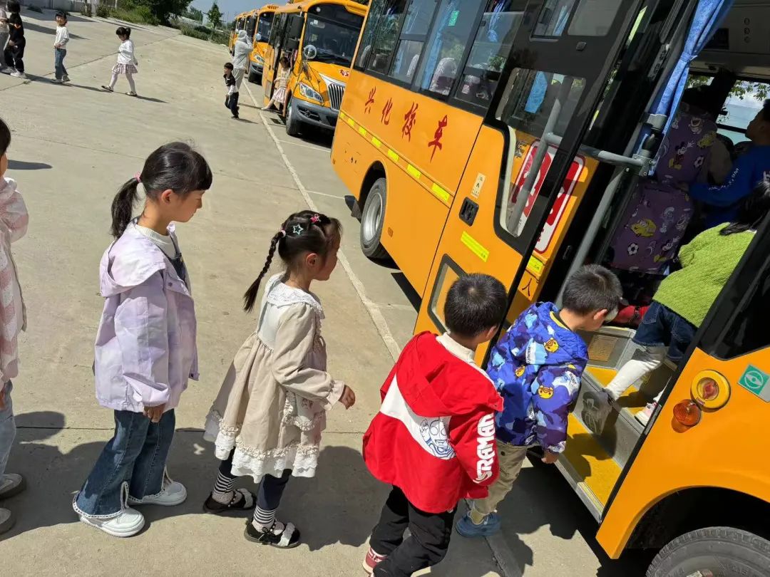 心系安全，平安乘車——興化市永豐鎮中心幼兒園校車安全演練