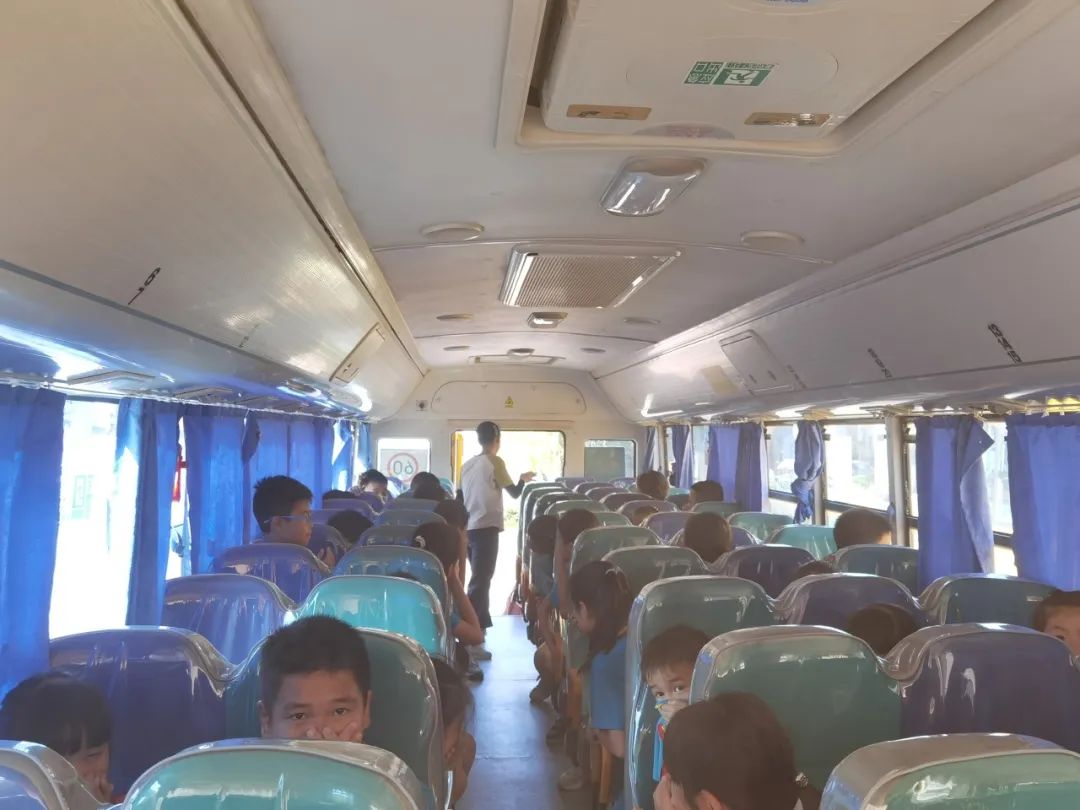 新平小學(xué)開展校車應(yīng)急疏散演練