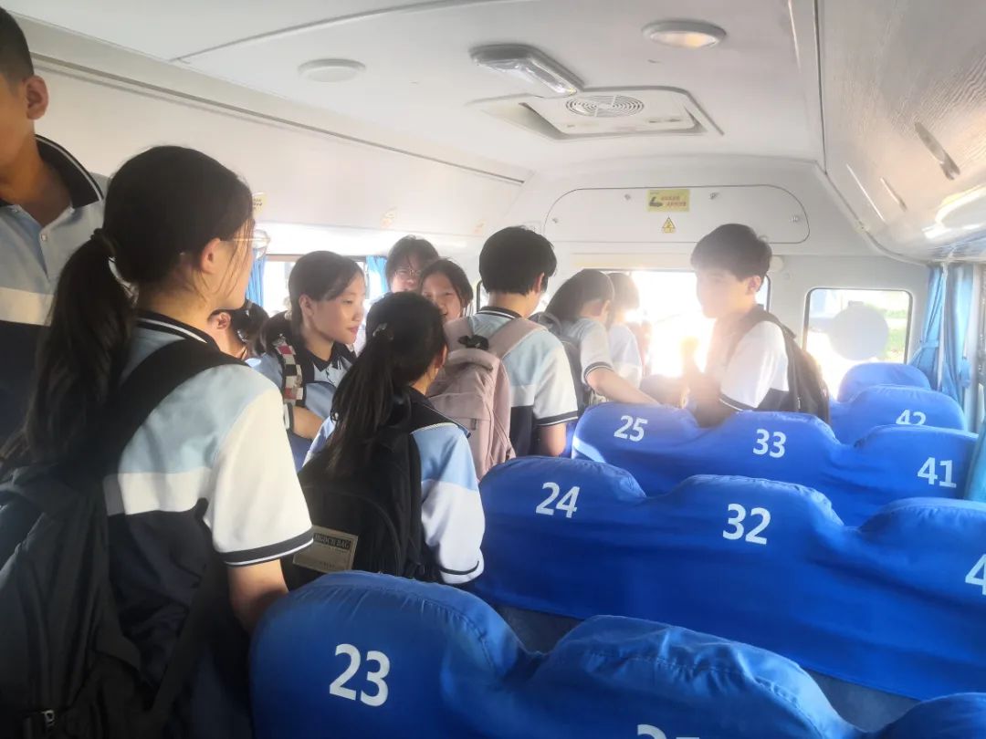 辦人民滿意教育|安全乘校車，平安伴我行——威海市愛山實驗學校開展校車應急演練