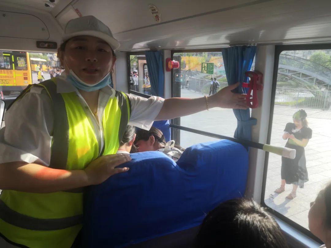辦人民滿意教育|安全乘校車，平安伴我行——威海市愛山實驗學校開展校車應急演練