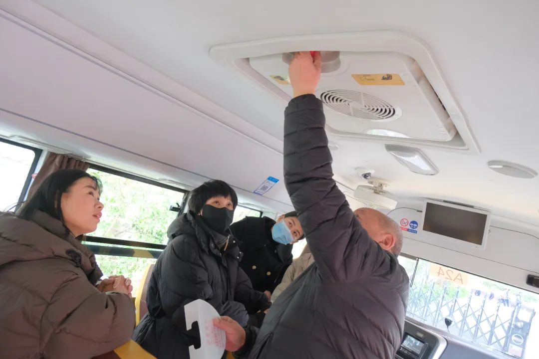 筑牢安全防線，守護校園出行——福清文光小學(xué)開展校車安全演練與交通安全教育活動