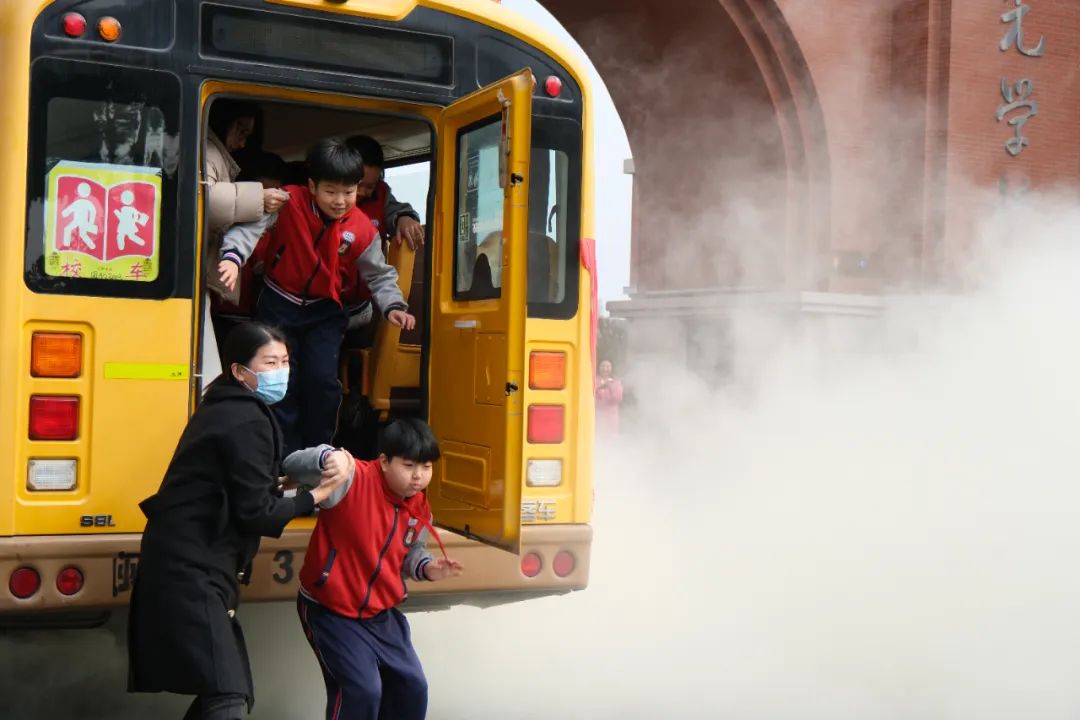 筑牢安全防線，守護校園出行——福清文光小學(xué)開展校車安全演練與交通安全教育活動