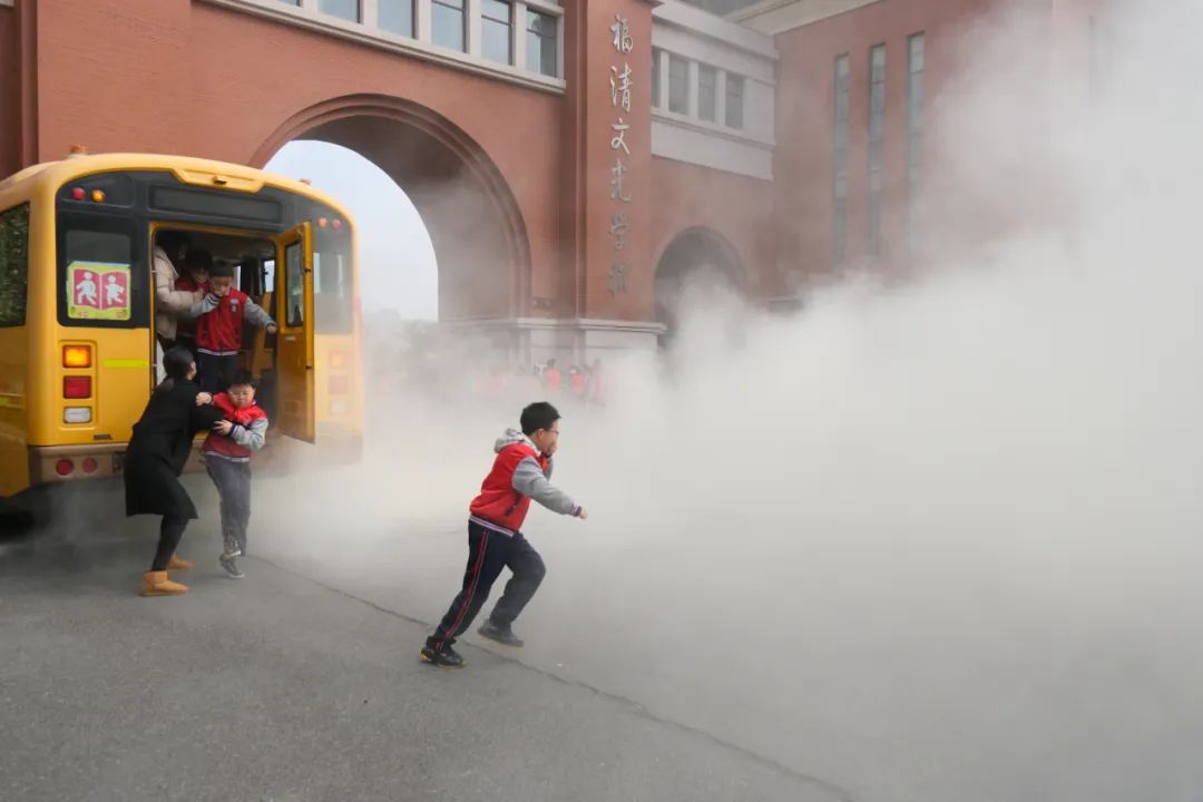 筑牢安全防線，守護校園出行——福清文光小學(xué)開展校車安全演練與交通安全教育活動