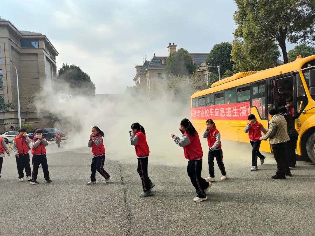 筑牢安全防線，守護校園出行——福清文光小學(xué)開展校車安全演練與交通安全教育活動