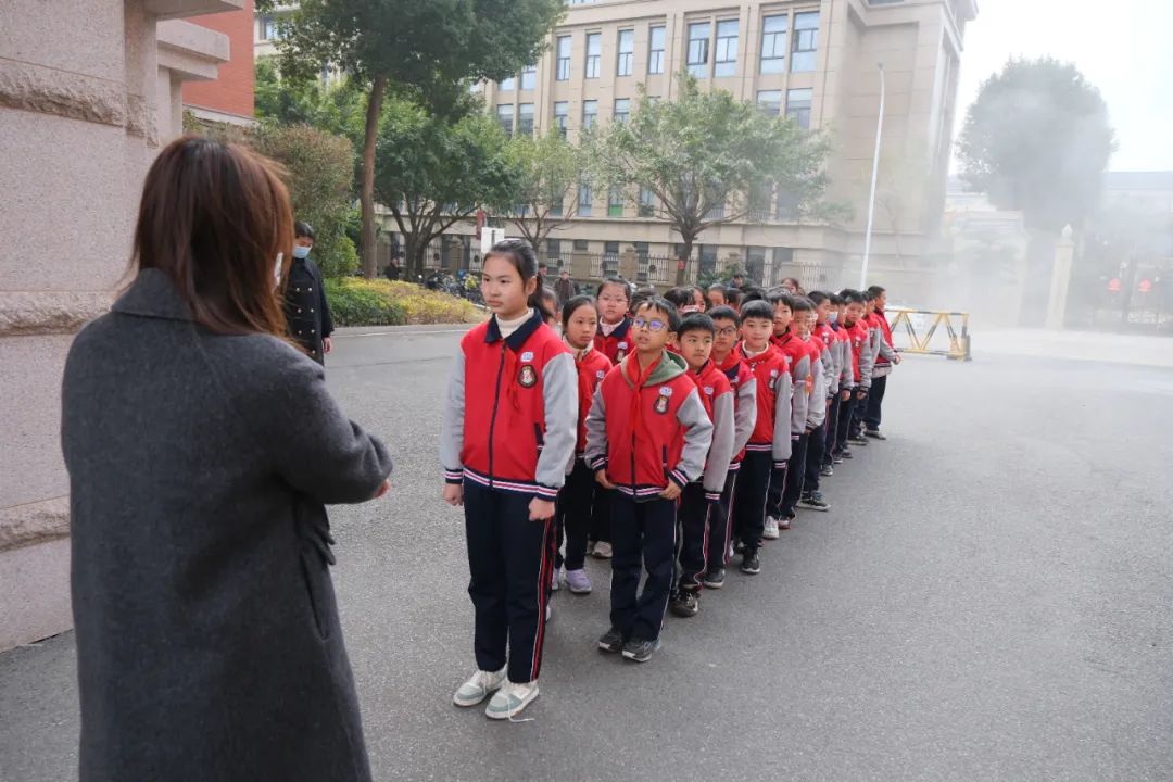 筑牢安全防線，守護校園出行——福清文光小學(xué)開展校車安全演練與交通安全教育活動
