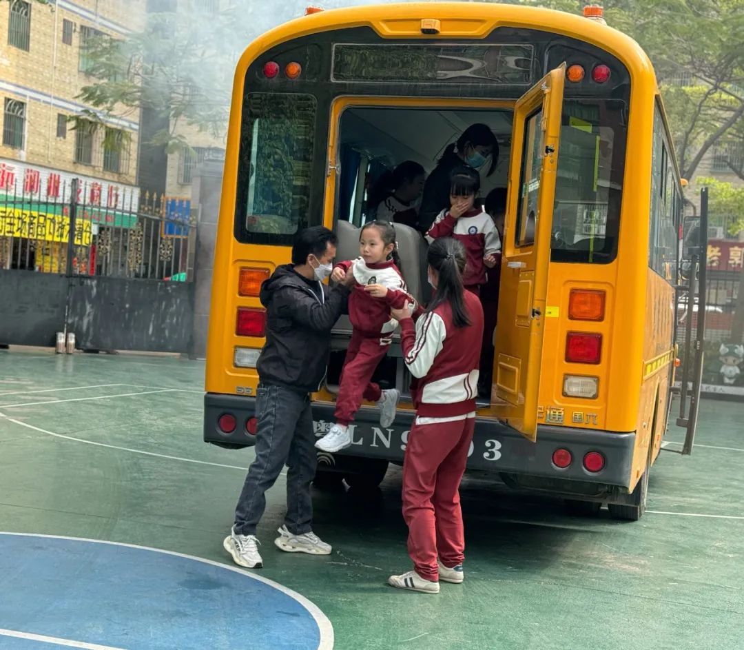 【安全演練】秋長益華幼兒園“平安乘車，安全‘童’行”校車安全演練活動(dòng)