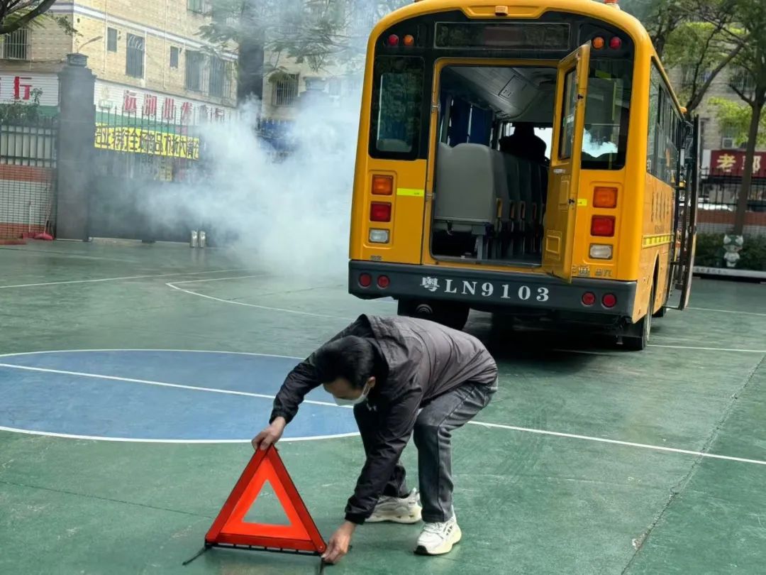 【安全演練】秋長益華幼兒園“平安乘車，安全‘童’行”校車安全演練活動(dòng)