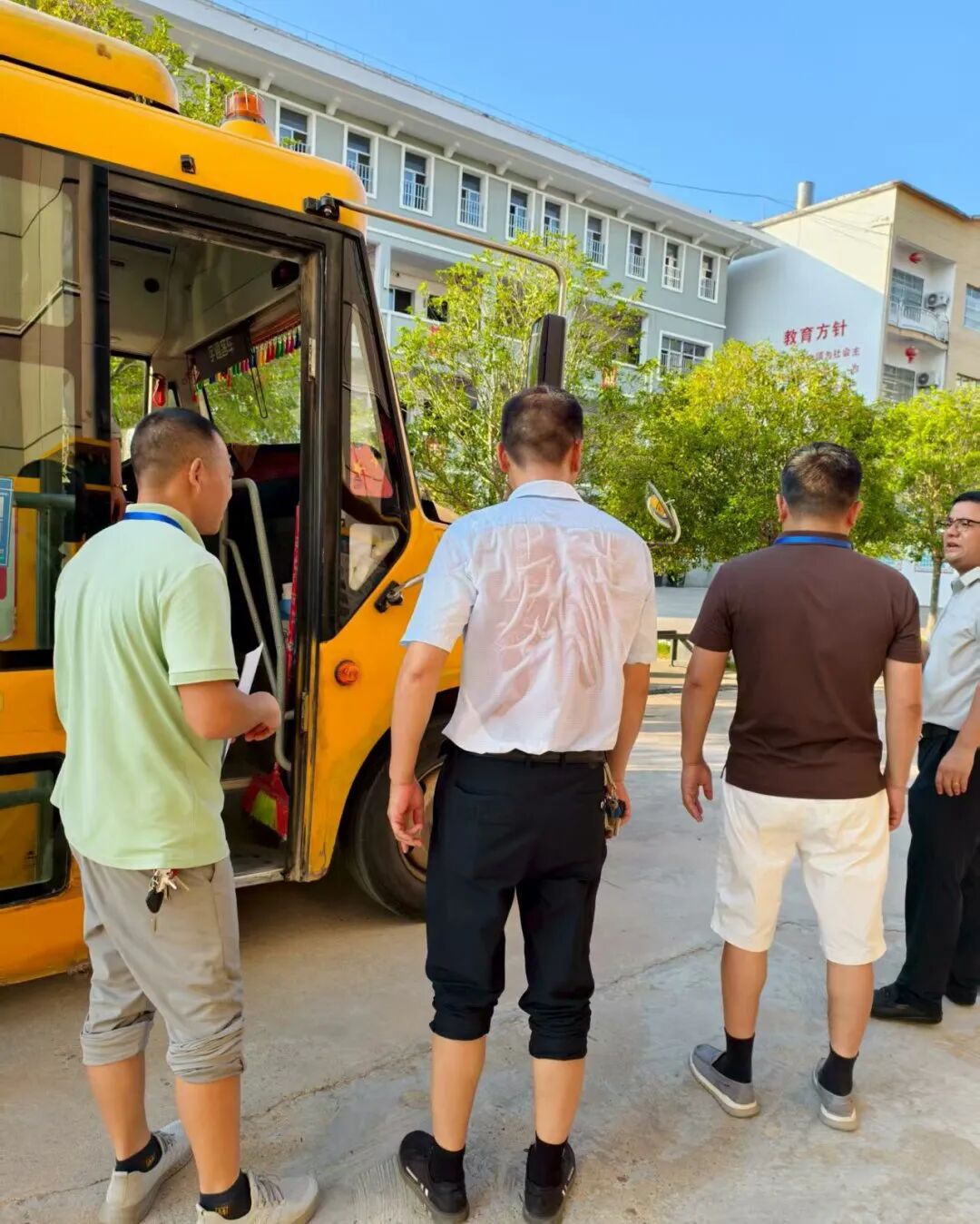 溫情護航學子回家路——古埠鎮(zhèn)中心小學新學期校車送歸服務首日平穩(wěn)運行