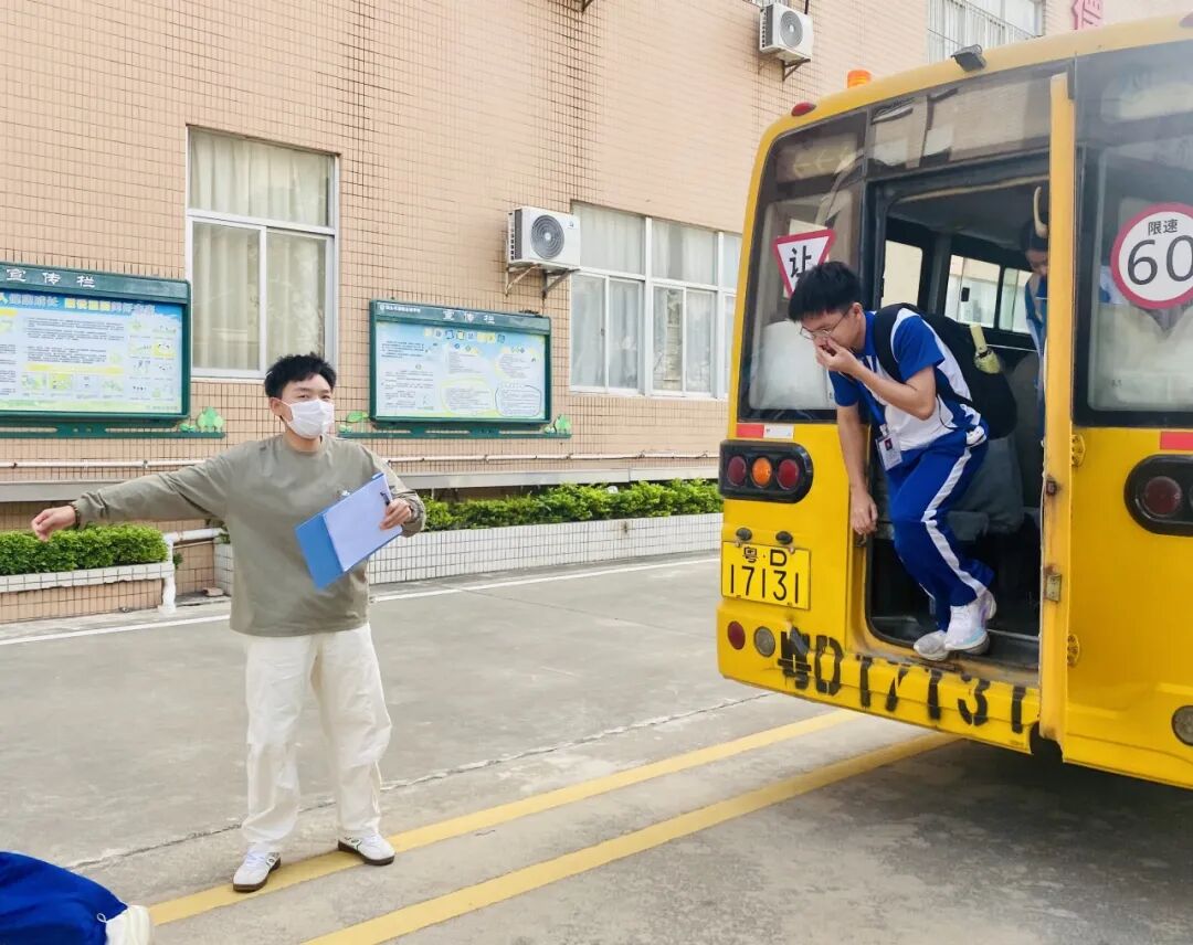 校車緊急疏散演練，為學(xué)子安全 “保駕護(hù)航”
