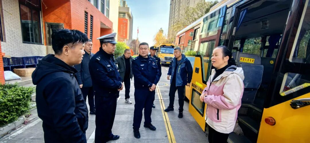 楊陵交警聯(lián)合楊陵區(qū)教育局、交通局對(duì)全區(qū)校車(chē)開(kāi)展安全檢查