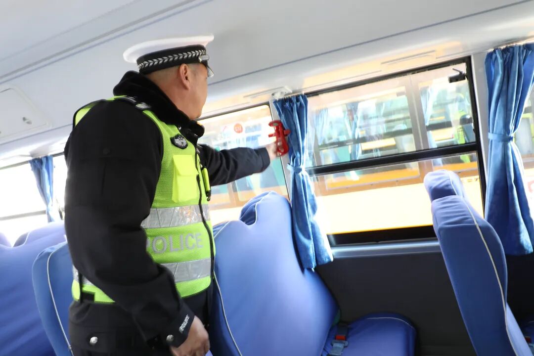 長(zhǎng)白交警大隊(duì)聯(lián)合多方開展校車安全專項(xiàng)檢查 織密“122”學(xué)生出行安全防護(hù)網(wǎng)