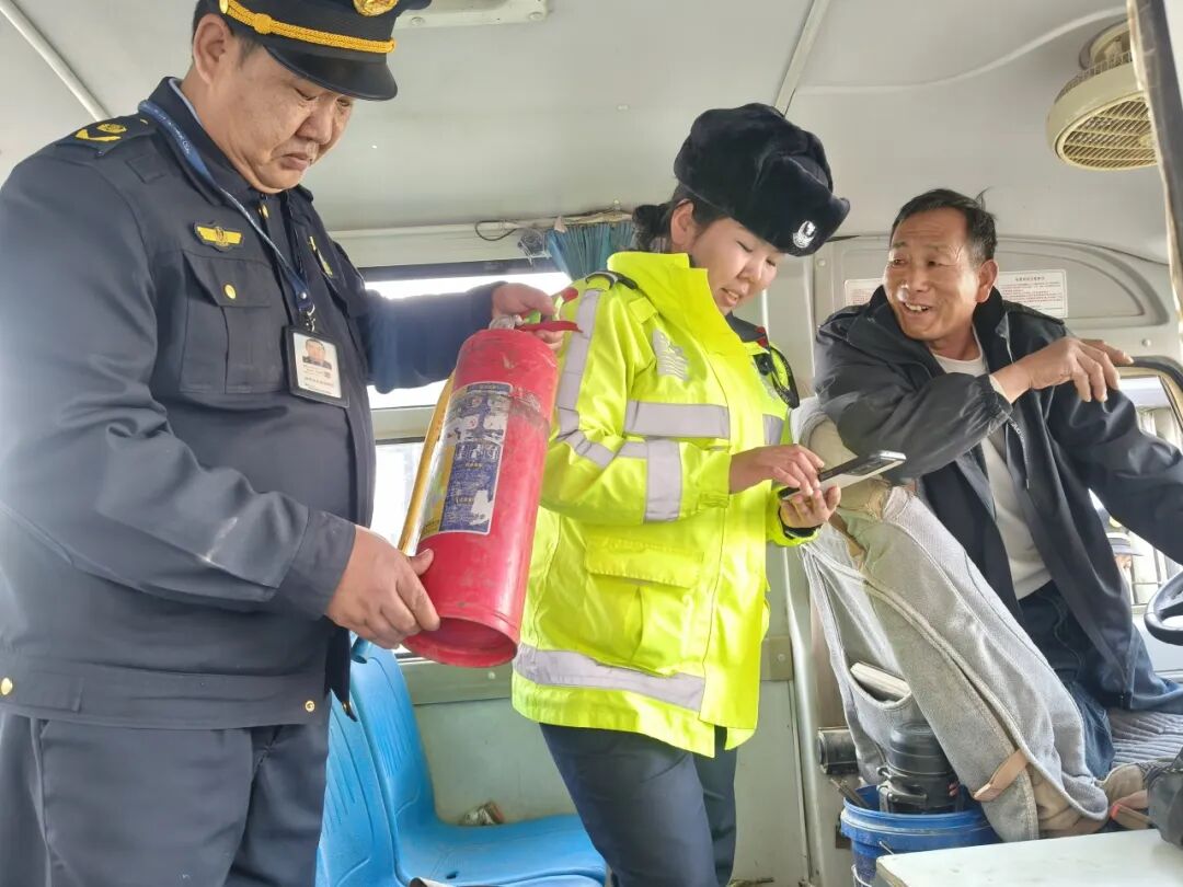 護航開學季 嚴把校車關！尉犁交管聯合多部門開展開工首日校車安全專項檢查