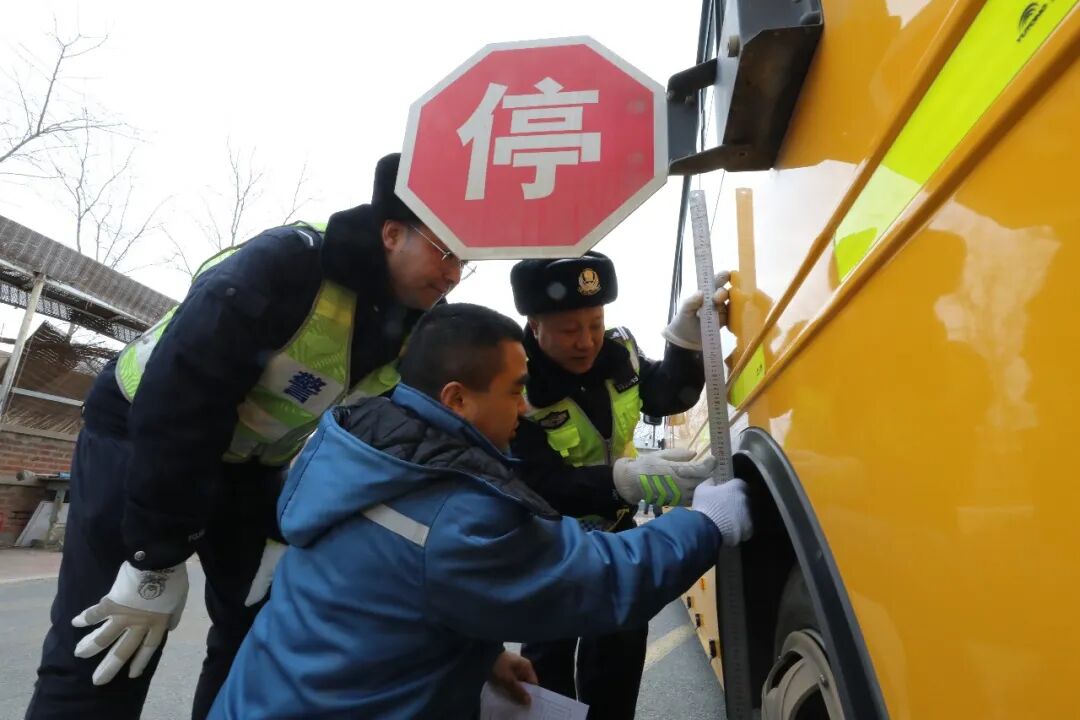 金盾·暢安丨春季開學在即，阜新交管支隊為校車全面體檢