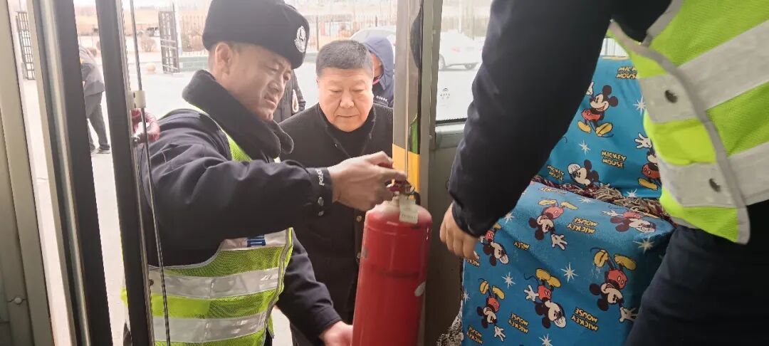 金盾·暢安丨春季開學在即，阜新交管支隊為校車全面體檢