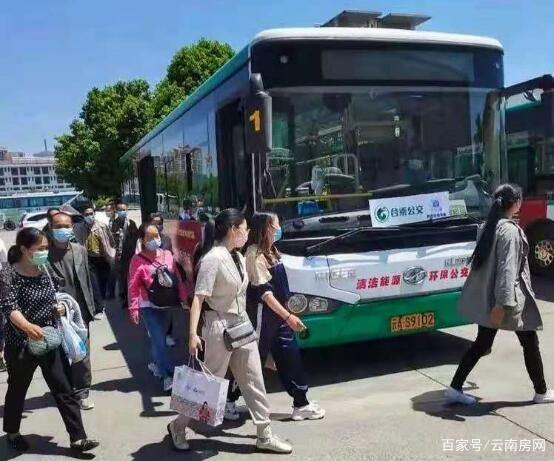 昆明合乘公交運行一個多月，不少線路變身“校車專線”