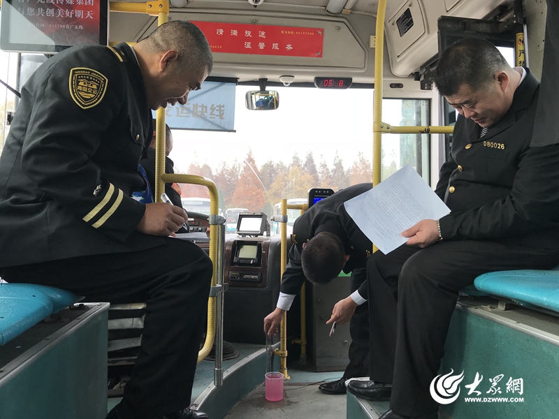 防滑“鏈”習 交運校車進行冬季專項比武