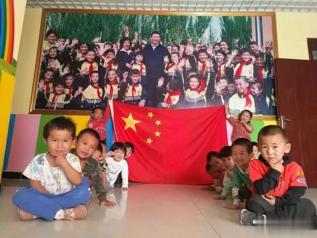 伊吾縣淖毛湖鎮中心幼兒園開展“我和國旗共合影”活動