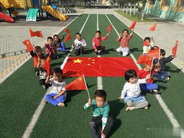 伊吾縣淖毛湖鎮中心幼兒園開展“我和國旗共合影”活動