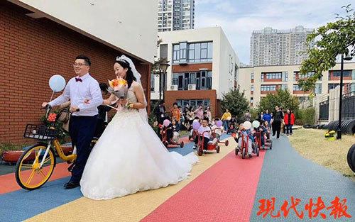 南京一幼兒園首開“婚禮課”，28個娃娃把老師“嫁”了！