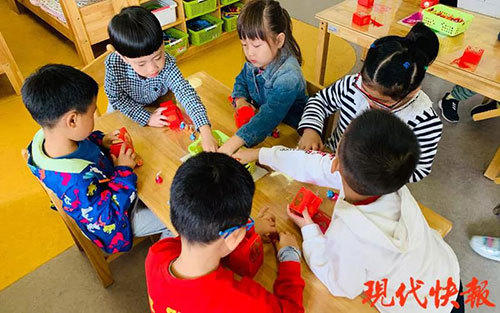 南京一幼兒園首開“婚禮課”，28個娃娃把老師“嫁”了！