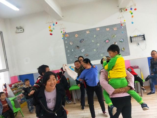 石門縣磨市鎮(zhèn)中心幼兒園：開展趣味親子闖關(guān)游園會(huì)活動(dòng)