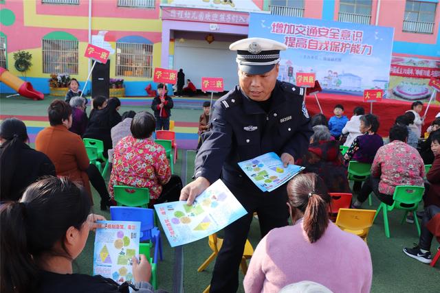 虞城交警交通安全宣傳走進錦程幼兒園