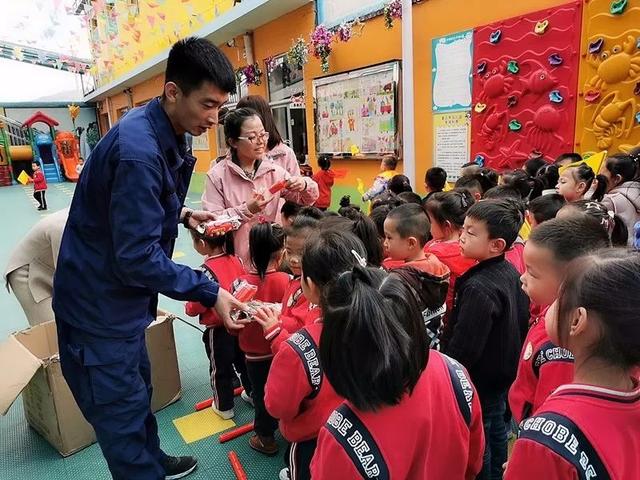 石樓消防走進(jìn)幼兒園開(kāi)展消防宣傳活動(dòng)助推“119”消防宣傳月